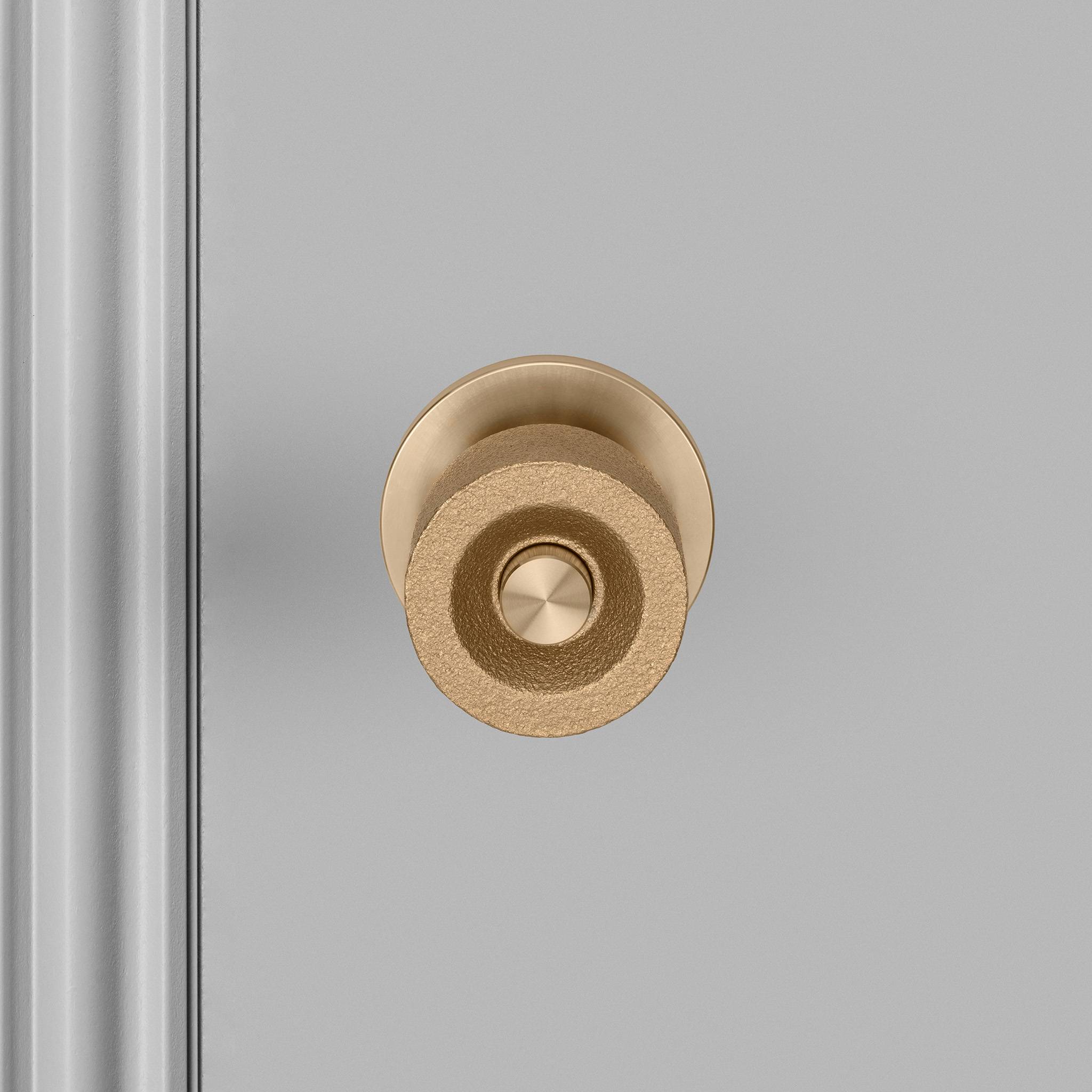 DOOR KNOB SET / CAST