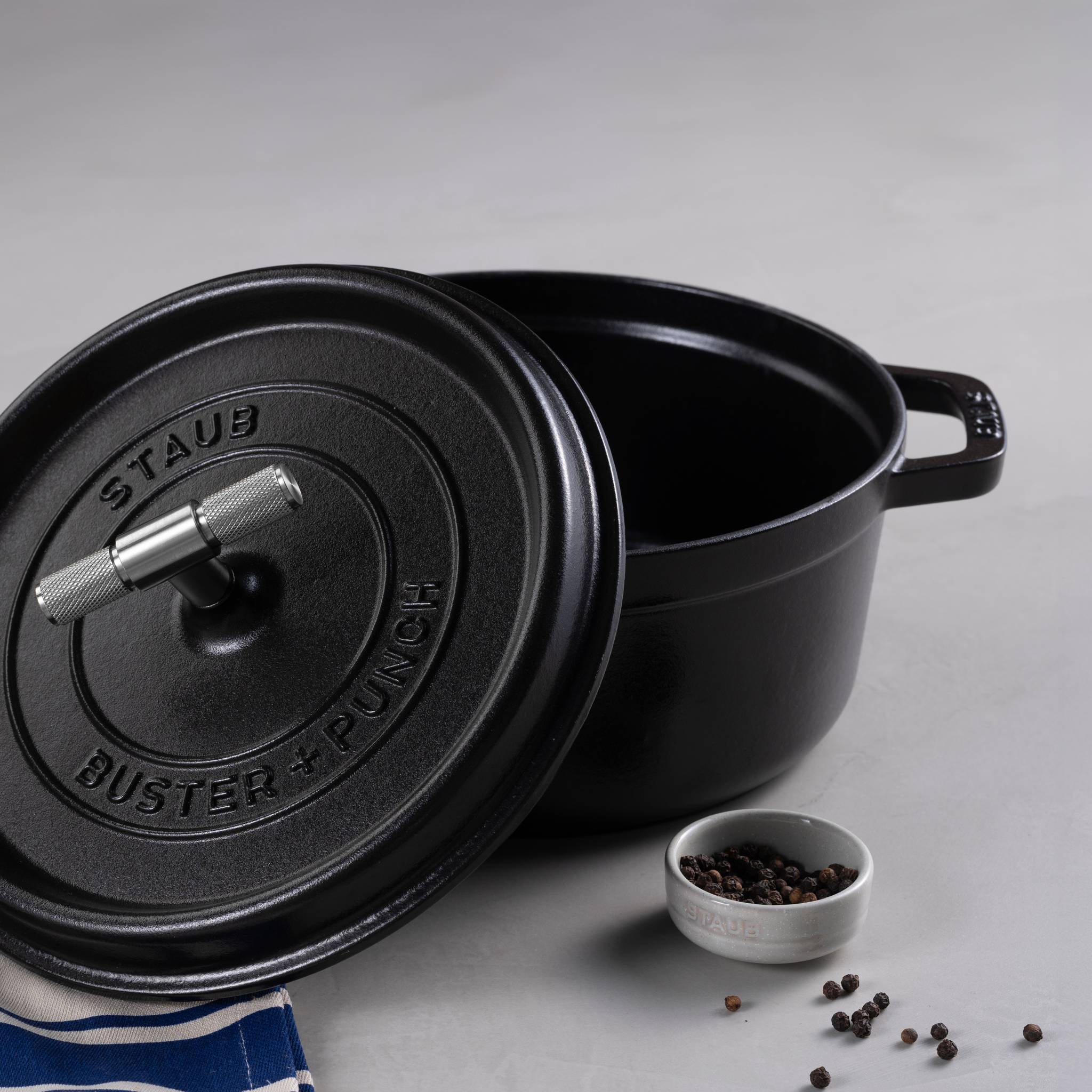 COCOTTE / 28CM / CROSS / STAUB / BLACK