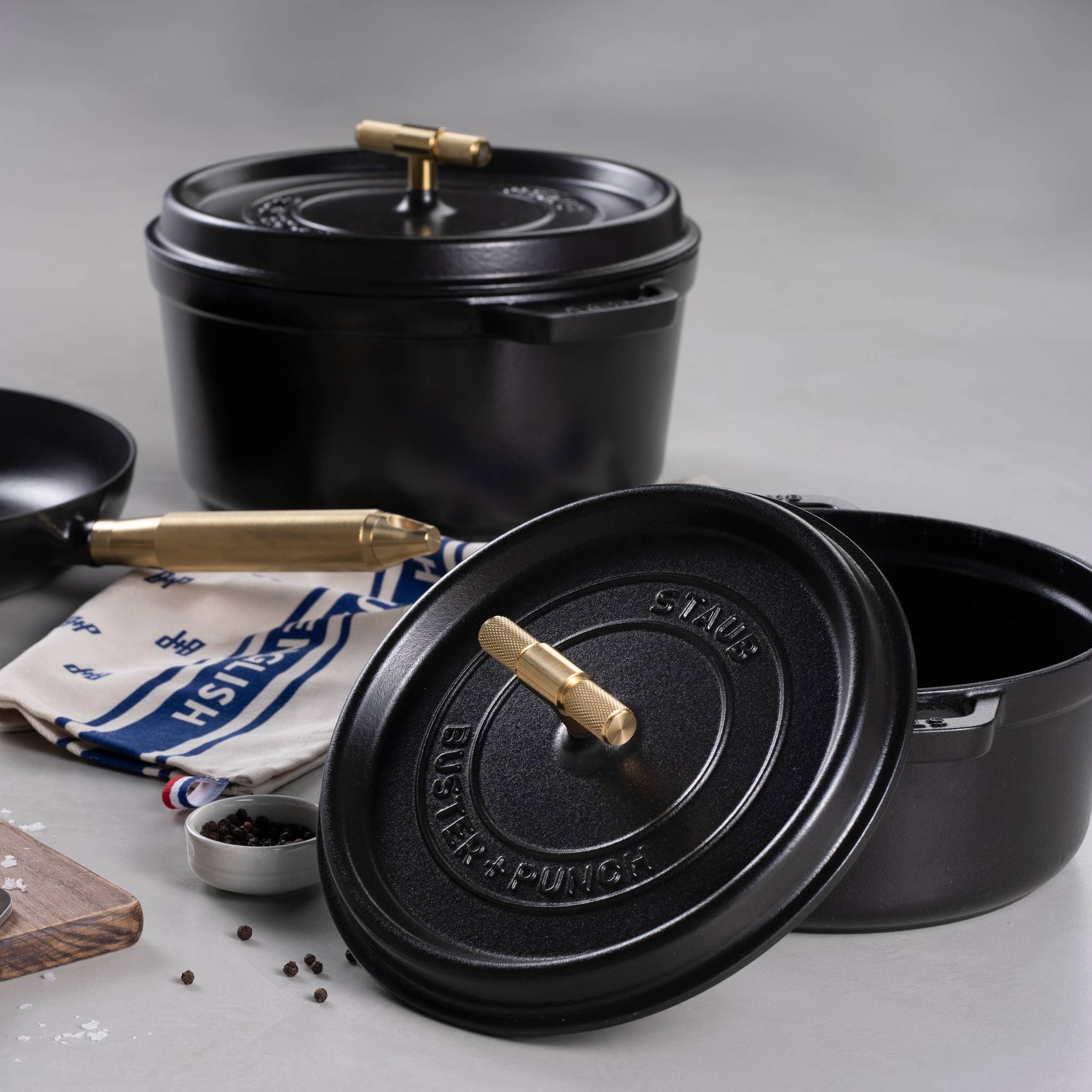 COCOTTE / 28CM / CROSS / STAUB / BLACK