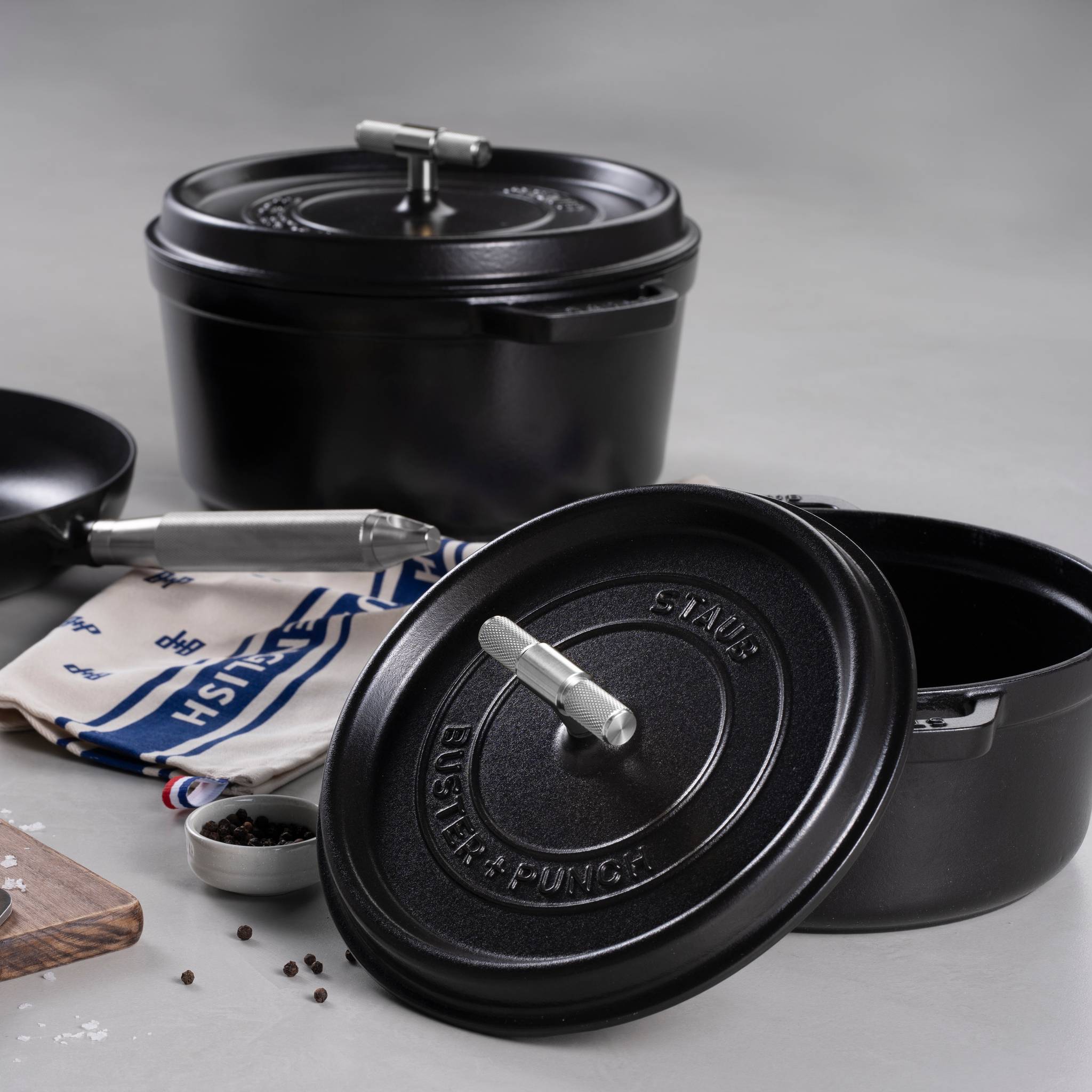 COCOTTE / 28CM / CROSS / STAUB / BLACK