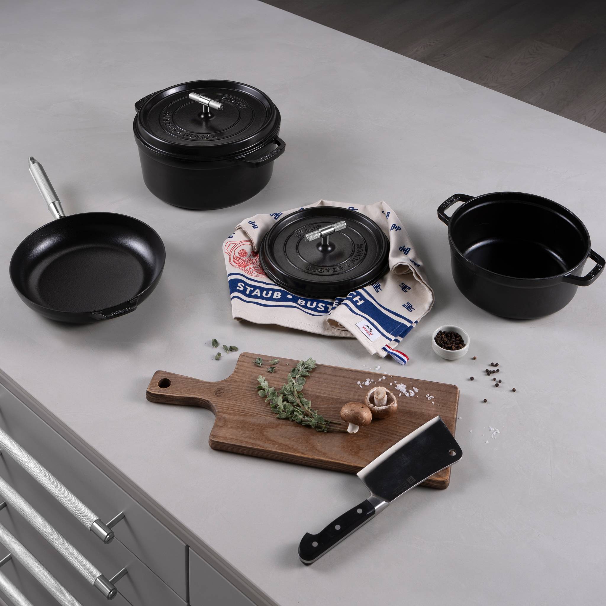 COCOTTE / 28CM / CROSS / STAUB / BLACK