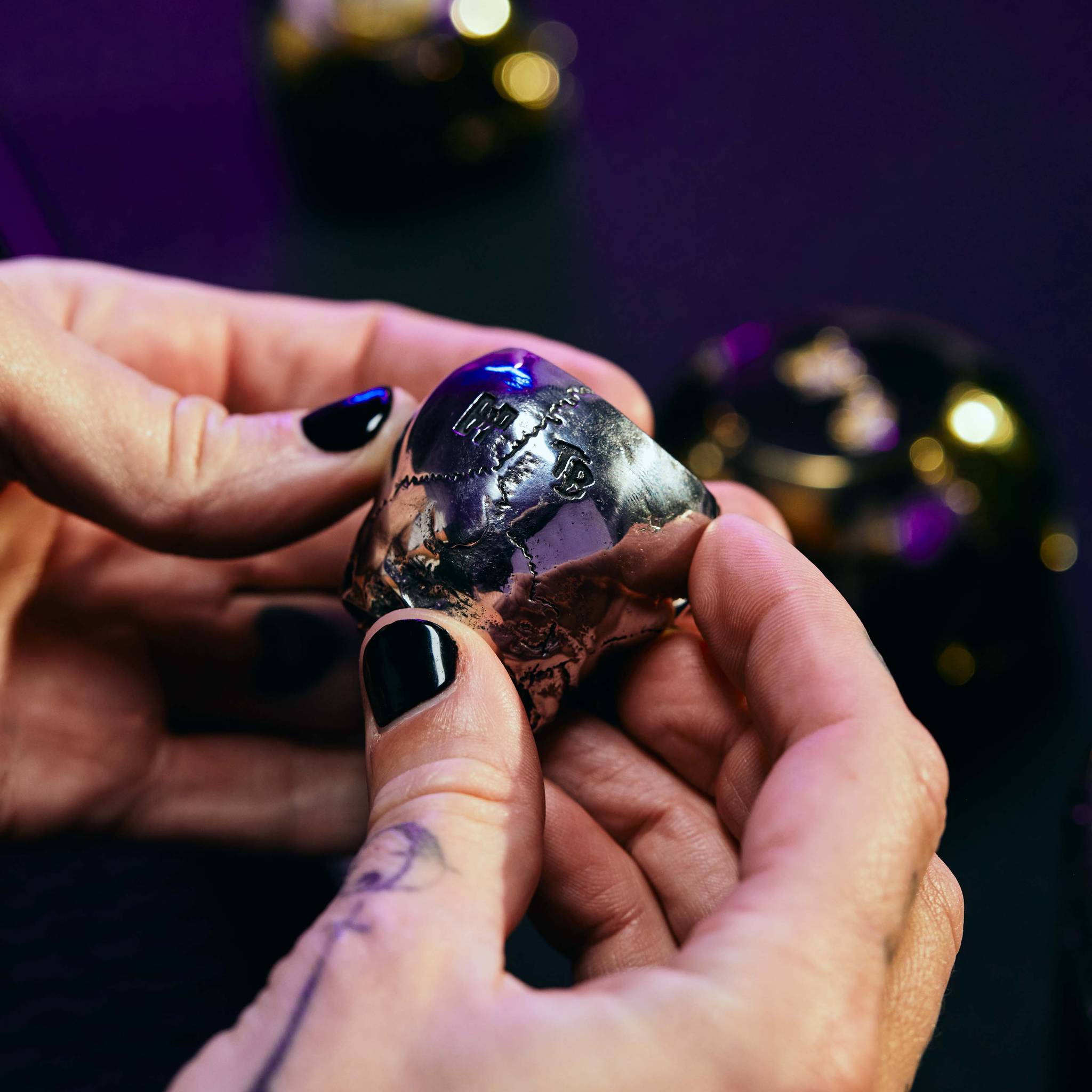 SKULL CANDLE HOLDER / TRAVIS BARKER