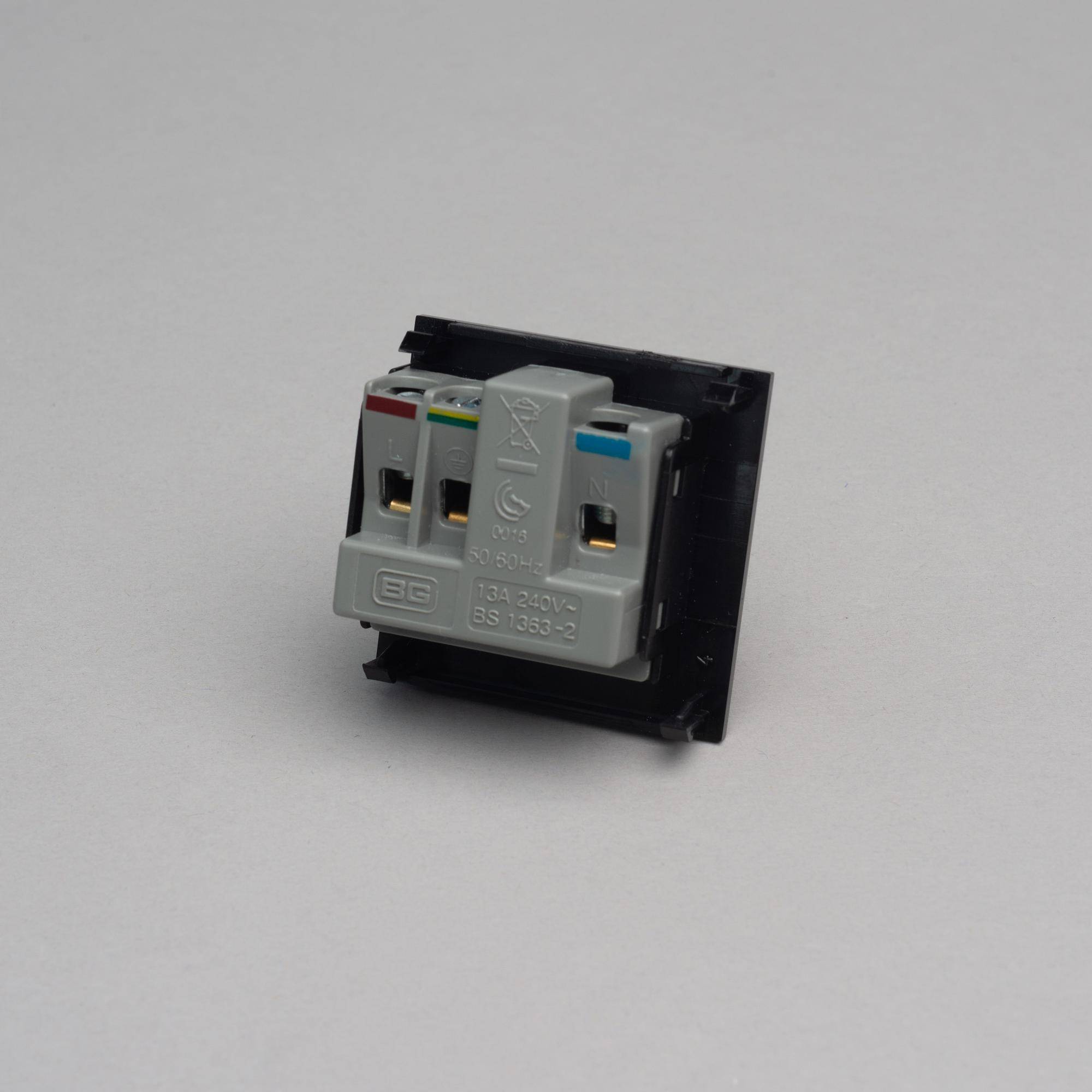 UK 13A SOCKET MODULE / TYPE G / 50 MM