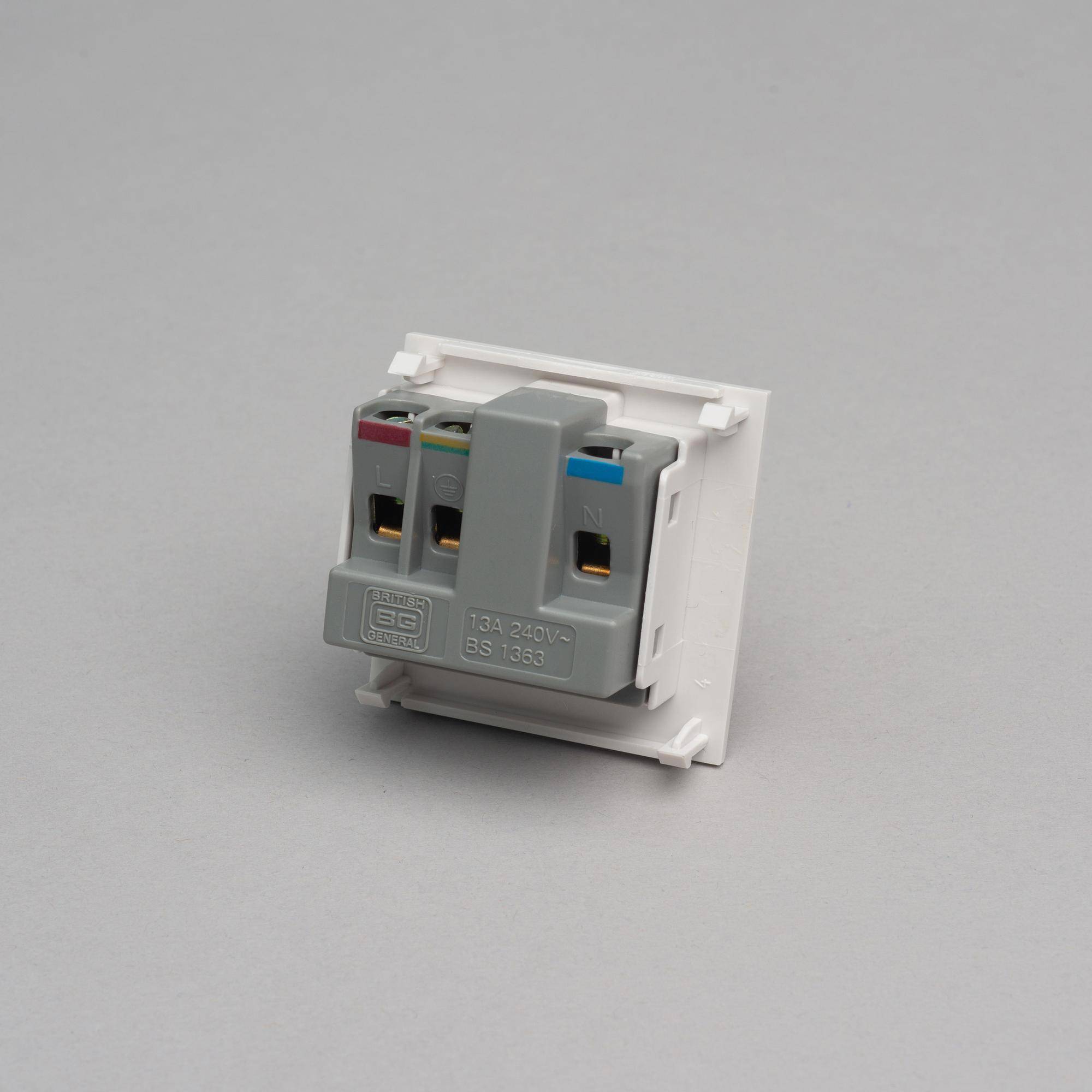 UK 13A SOCKET MODULE / TYPE G / 50 MM