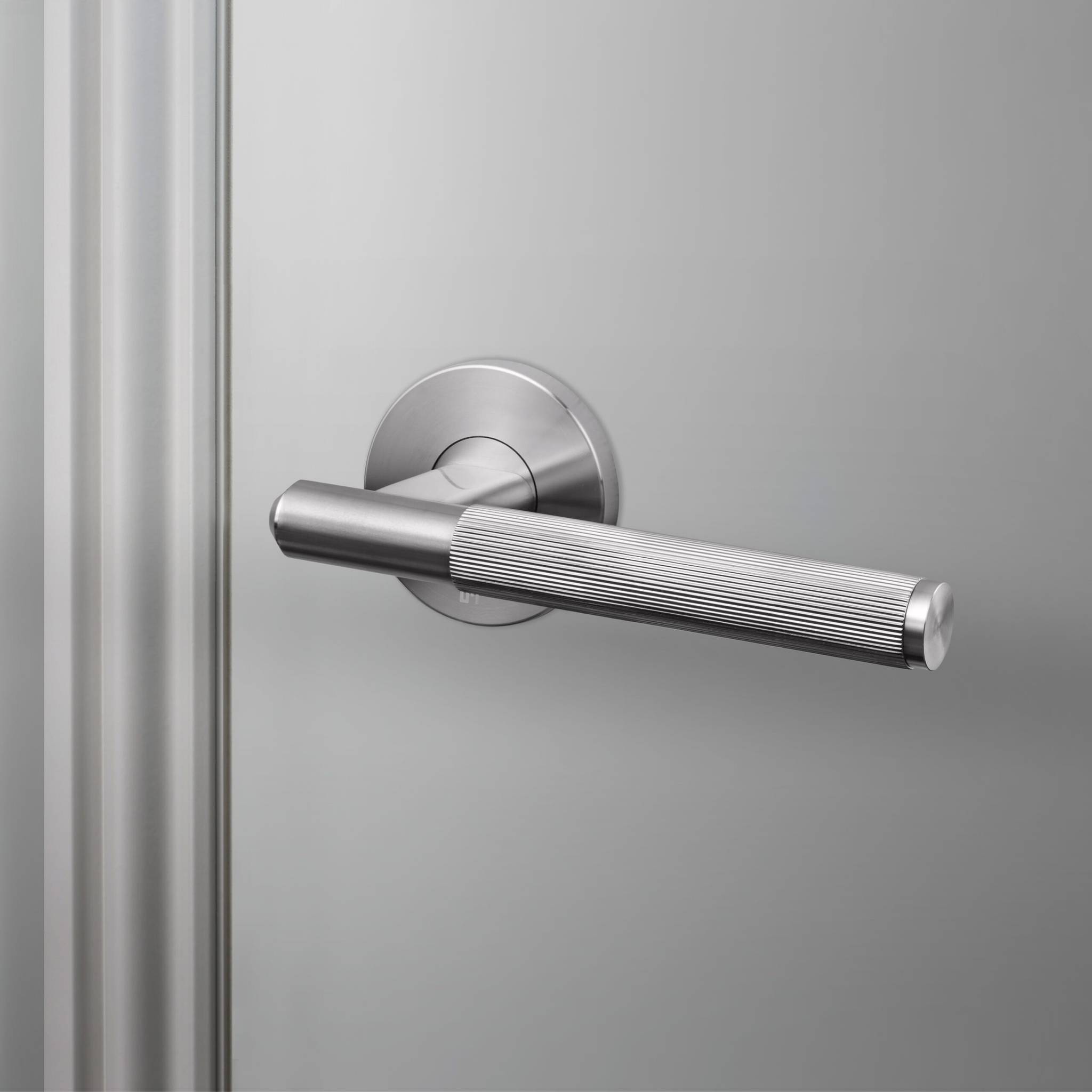 DOOR HANDLE SET / LINEAR / SPRUNG