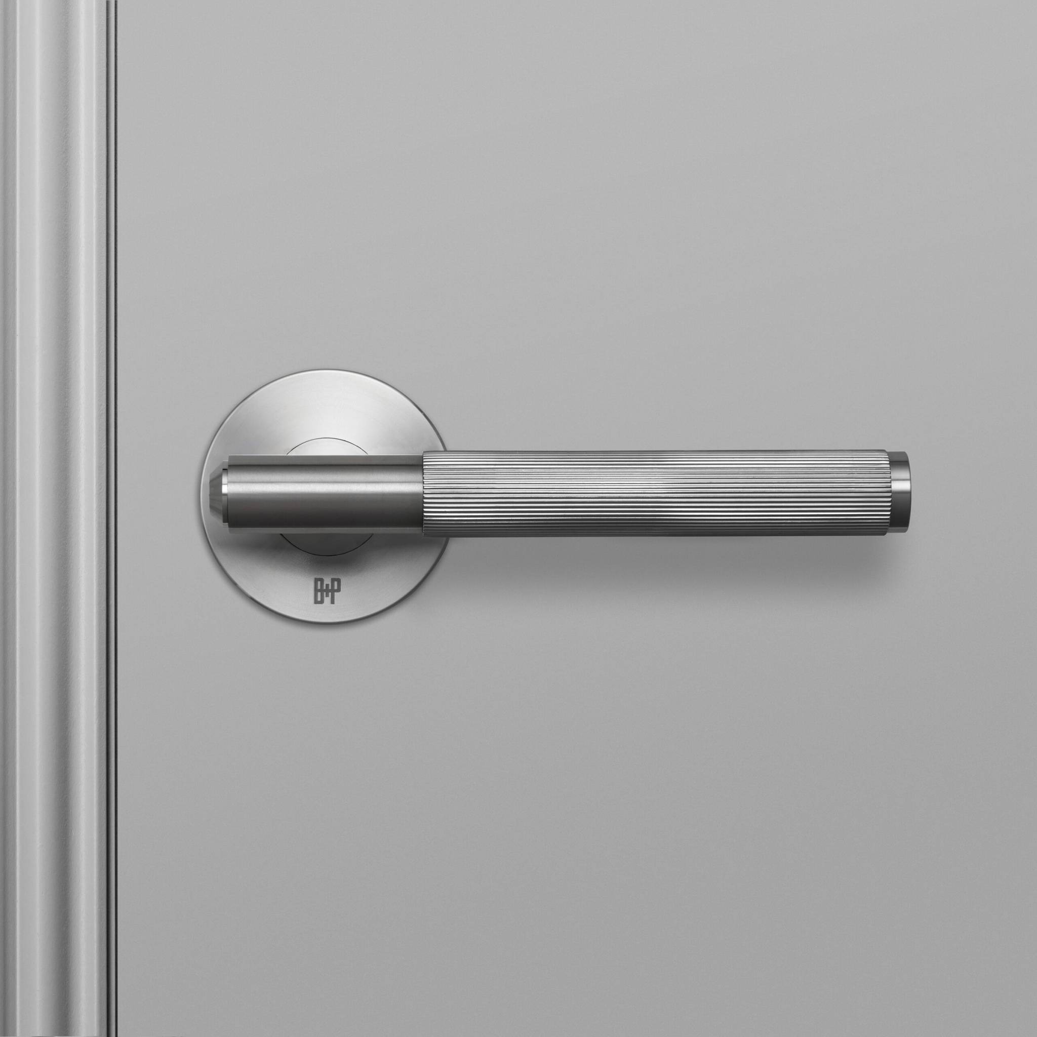 DOOR HANDLE SET / LINEAR / SPRUNG