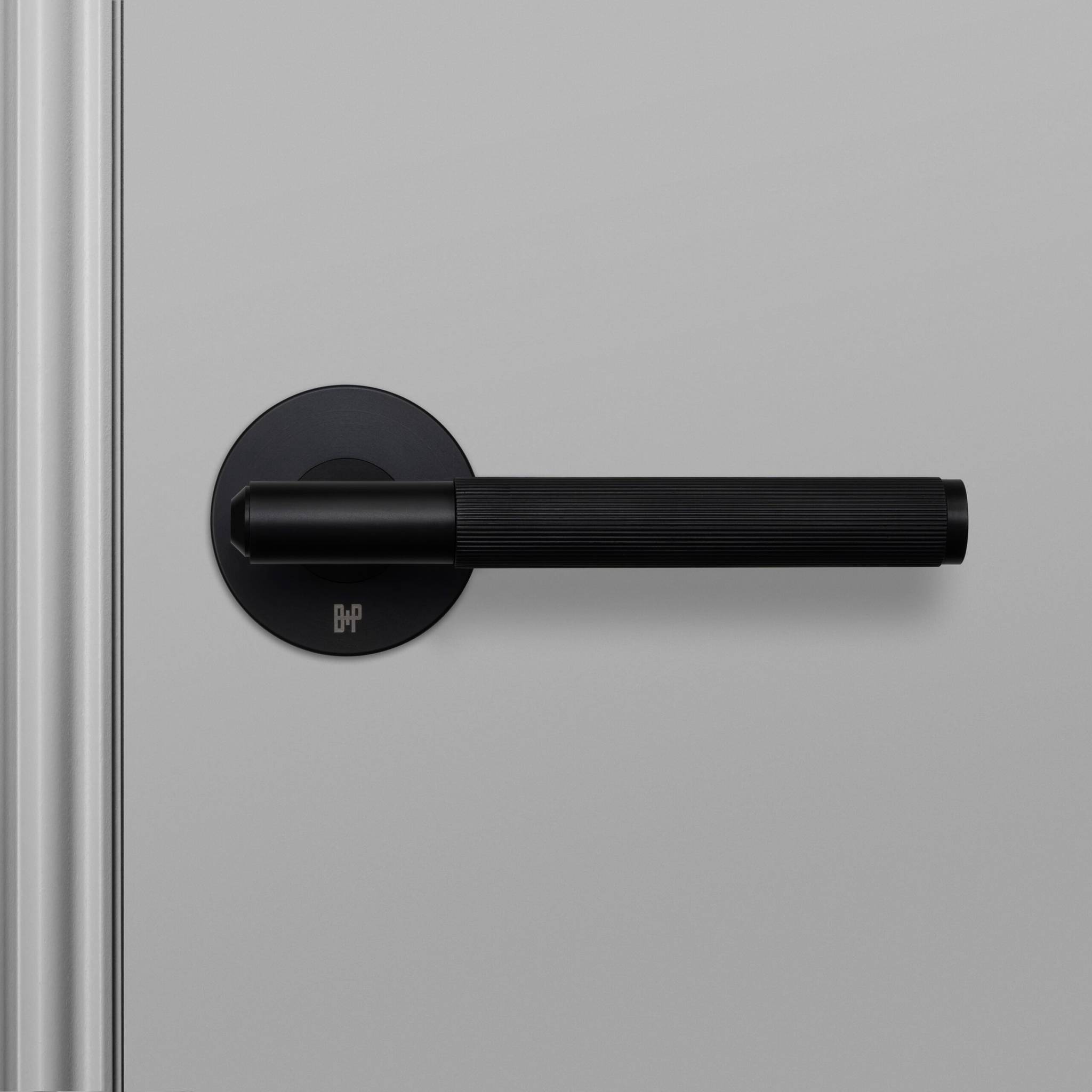 DOOR HANDLE SET / LINEAR / SPRUNG