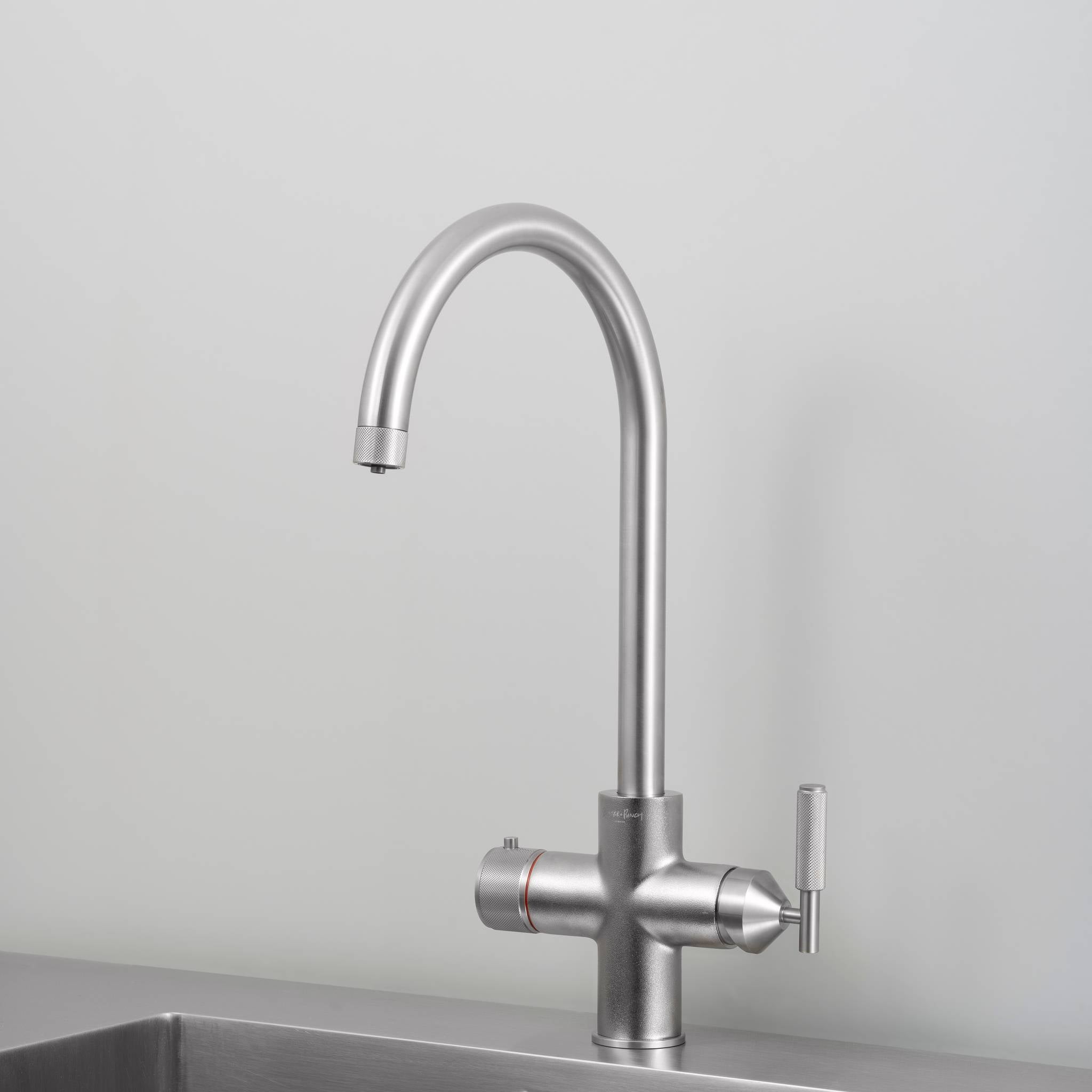 UK KITCHEN HOT TAP / 4 IN 1 / LINEAR