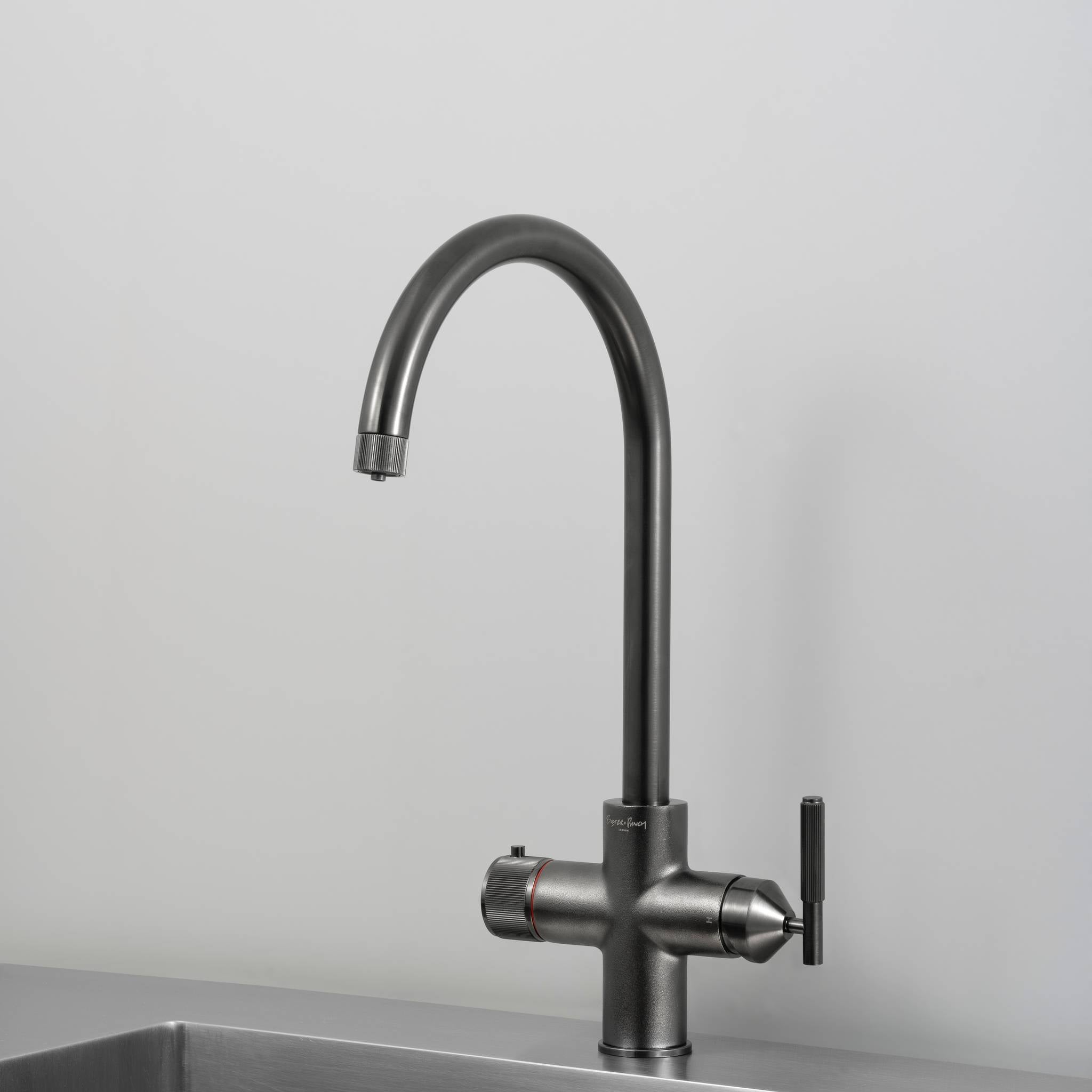 UK KITCHEN HOT TAP / 4 IN 1 / LINEAR