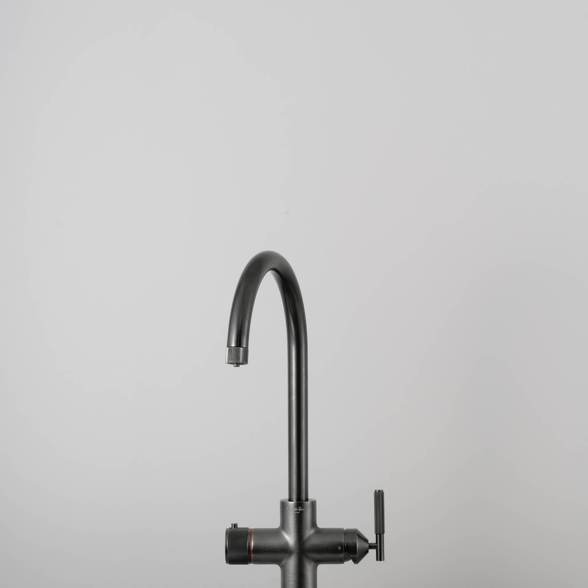 UK KITCHEN HOT TAP / 4 IN 1 / LINEAR