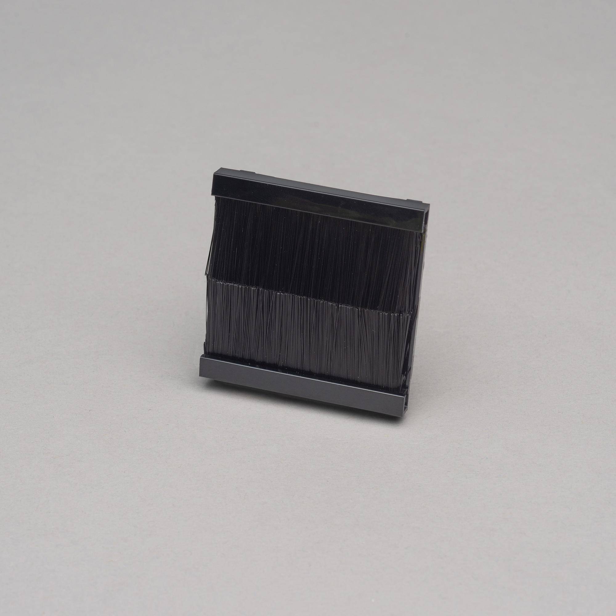 BRUSH FLEX OUTLET MODULE / BLACK