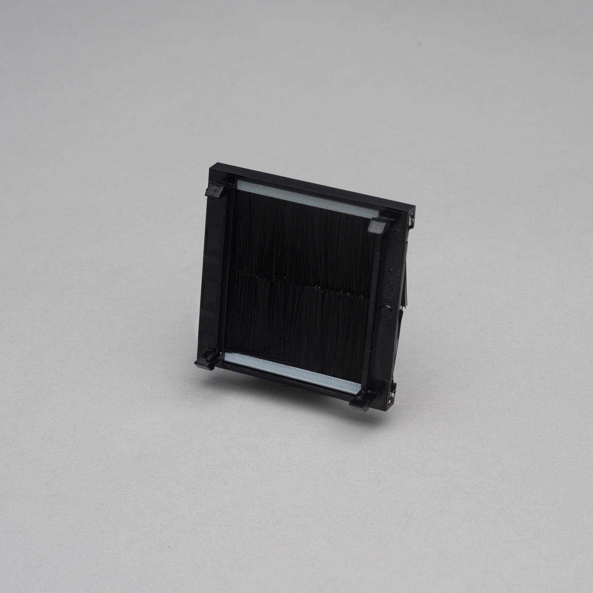 BRUSH FLEX OUTLET MODULE / BLACK